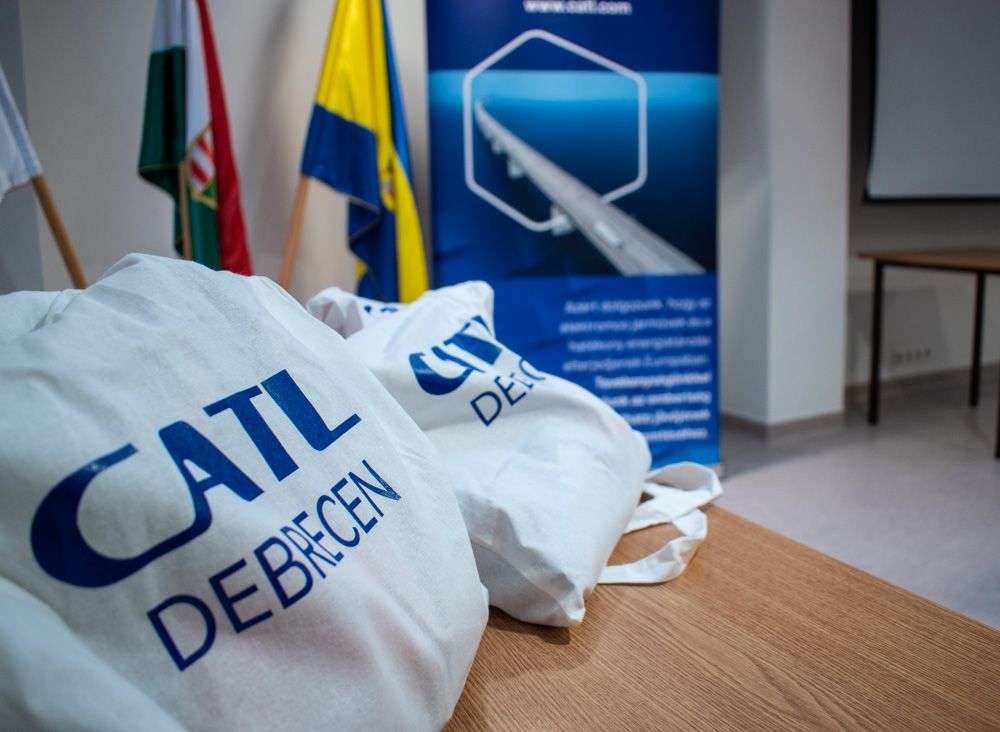 Édességekkel kedveskedett a CATL a DSZC tanulóinak