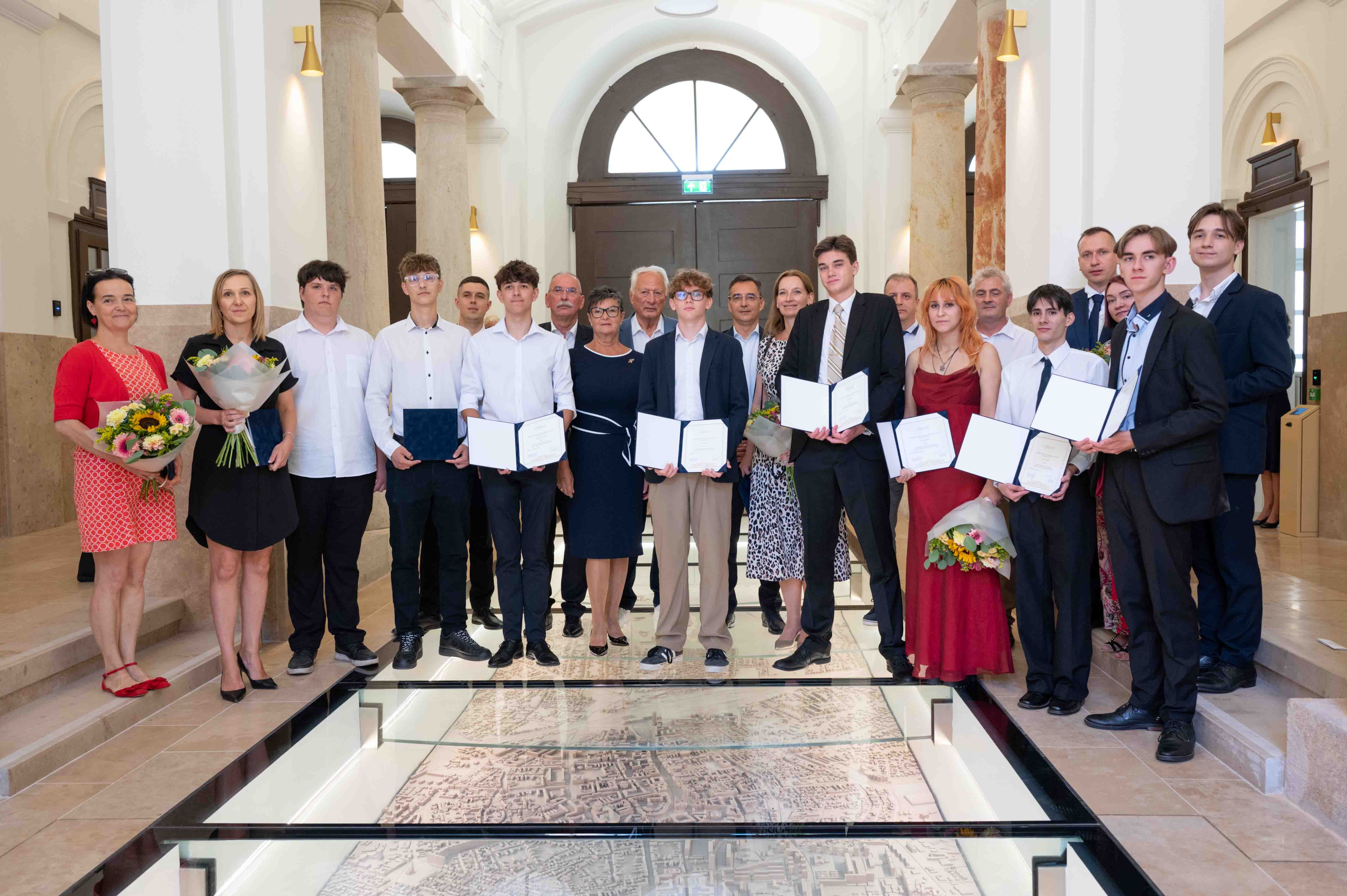 Tehetséges fiatalok kaptak támogatást