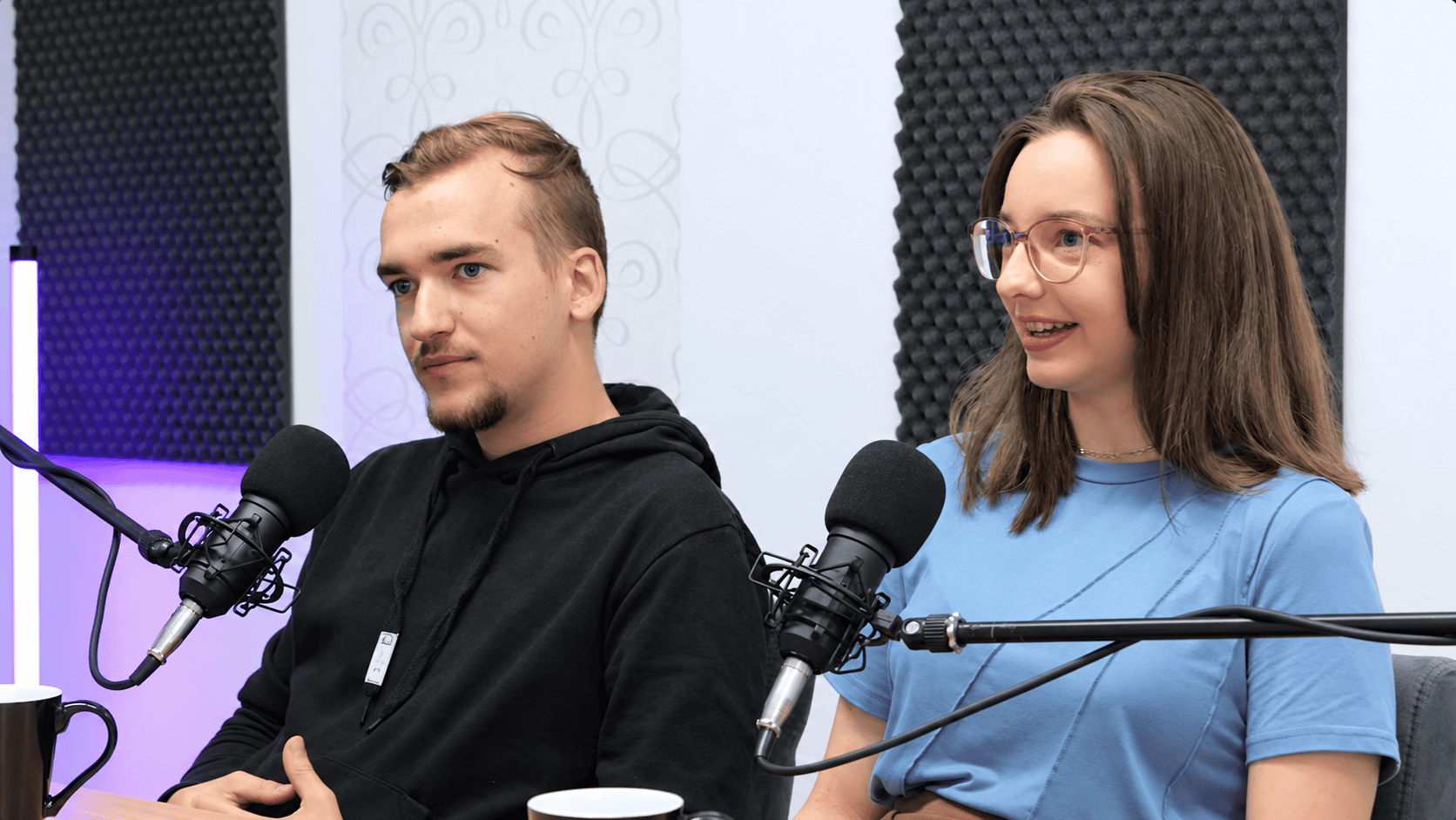 Két résztvevő mikrofon előtt egy DSZC-podcastbeszélgetésben