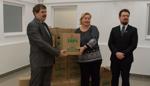 A Debreceni Szakképzési Centrum átadta „Szeretetdobozait” a Magyar Református Szeretetszolgálat számára
