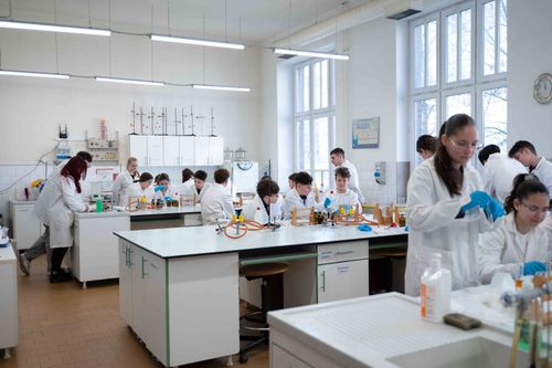 Újra általános iskolások öltöttek fehér köpenyt a Vegyipariban