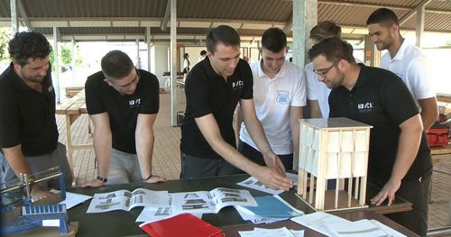 Saját kezükkel építenek merengőt a debreceni diákok Létavértesen